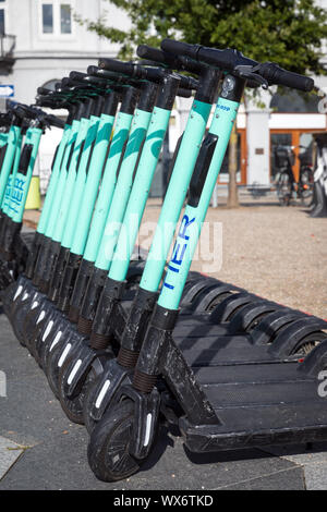 Location de scooters électriques sur Havngade, Copenhague, Danemark Banque D'Images