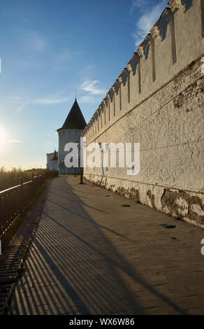 Mur de défense en pierre du sud et du sud-est de tour ronde du Kremlin de Tobolsk. Tobolsk. La Russie Banque D'Images