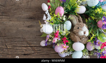 Couronne de Pâques avec des oeufs colorés et des fleurs et d'un lapin dans le centre Banque D'Images