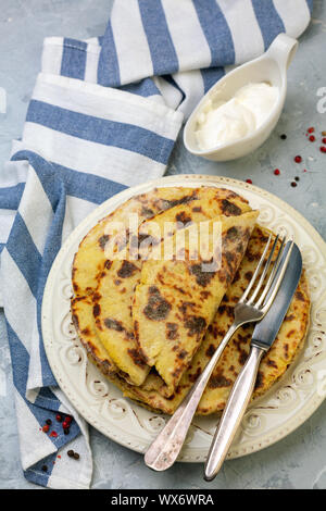 Les galettes de pommes de terre fraîchement cuits lefse. Banque D'Images