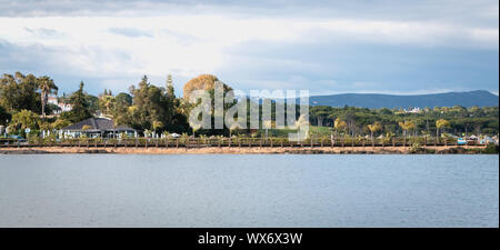 Quinta do Lago, Portugal - Mai 2, 2018 : vue du lac de Quinta do Lago dans l'Algarve, un jour de printemps Banque D'Images