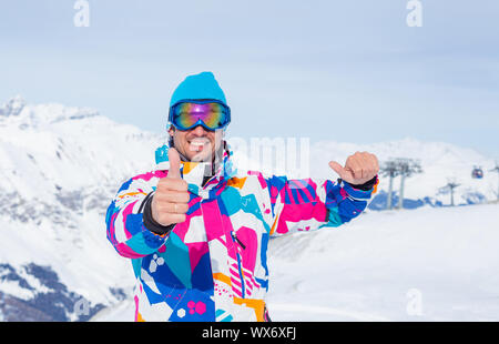 Jeune homme avec des skis et une tenue de ski dans le Zillertal Arena, Autriche Banque D'Images