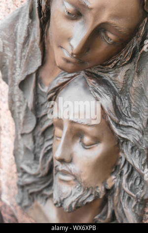 Bas-relief en bronze représentant la pitié de Michelangelo Banque D'Images