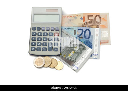 Pièces de monnaie et de l'argent avec calculatrice de poche sur un fond blanc Banque D'Images