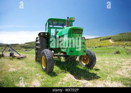 Vert vieux tracteur à Gredos Avila Espagne Banque D'Images