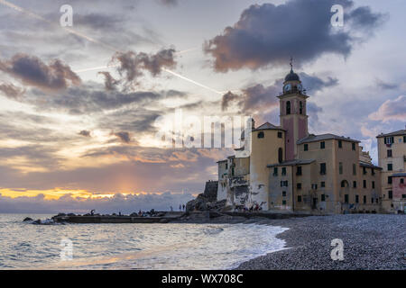 Église de Santa Maria Assunta (Basilica di Santa Maria Assunta) le long de la plage pendant le coucher du soleil, Camogli Camogli, ligurie, italie Banque D'Images