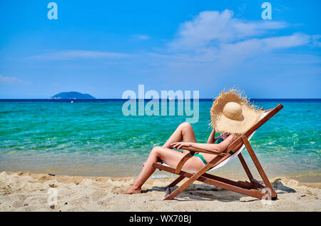 Woman in bikini on beach Banque D'Images