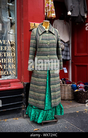 Vêtements vintage sur l'affichage à une succursale de magasin de vêtements vintage d'Armstrong dans le Grassmarket, Édimbourg, Écosse, Royaume-Uni. Banque D'Images