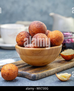 Beignets de fromage cottage dans un bol en bois. Banque D'Images