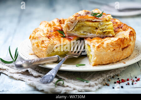 Plat à tarte feuilletée aux pommes et romarin. Banque D'Images