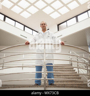 Médecin à la recherche d'escalier à l'hôpital de bas Banque D'Images