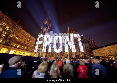 Les images en mouvement sur l'illumination de la cathédrale de Cologne Dona Nobis Pacem, Cologne, Germany, Europe Banque D'Images