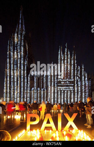 Les images en mouvement sur l'illumination de la cathédrale de Cologne Dona Nobis Pacem, Cologne, Germany, Europe Banque D'Images