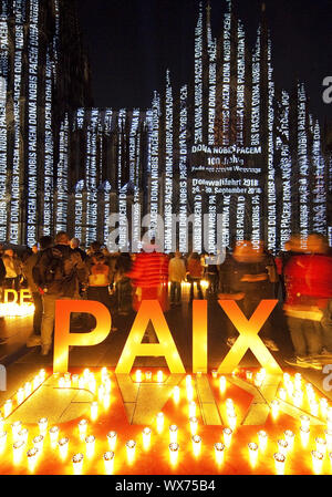 Les images en mouvement sur l'illumination de la cathédrale de Cologne Dona Nobis Pacem, Cologne, Germany, Europe Banque D'Images