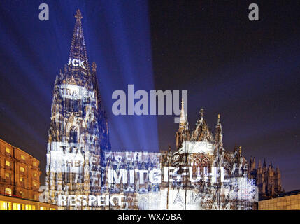 Les images en mouvement sur l'illumination de la cathédrale de Cologne Dona Nobis Pacem, Cologne, Germany, Europe Banque D'Images