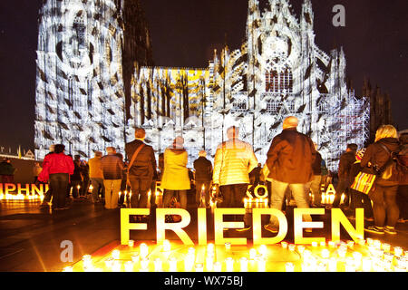 Les images en mouvement sur l'illumination de la cathédrale de Cologne Dona Nobis Pacem, Cologne, Germany, Europe Banque D'Images