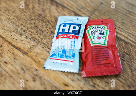 Le ketchup Heinz et HP Brown sauce sur une table en bois Banque D'Images