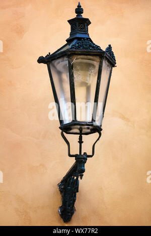 Vieille lampe de rue sur mur jaune Banque D'Images