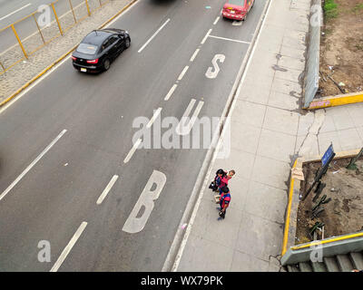 Le trafic sur l'autoroute Panaméricaine à caqueta Lima Perou Banque D'Images