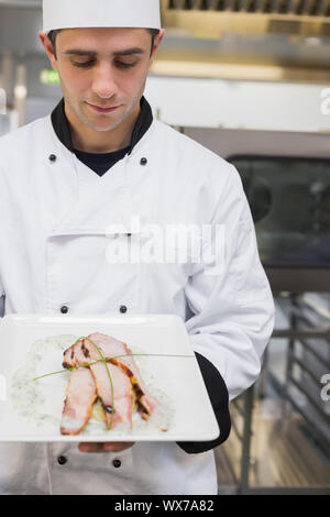 Son chef plat de poulet dans la cuisine Banque D'Images