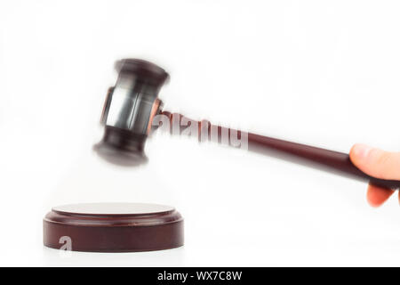 La main à l'aide d'un marteau et de marteau sur fond blanc Banque D'Images