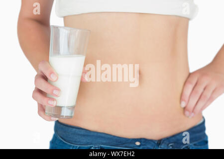 Wman tenant un verre de lait dans le fond blanc Banque D'Images