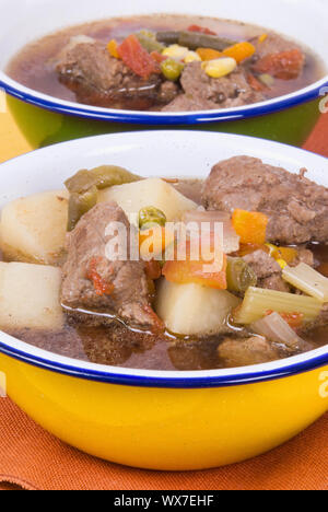 Soupe de boeuf maison faite avec des pommes de terre, légumes, faible teneur en sodium de bouillon de boeuf, les oignons, le céleri, l'ail et des herbes et épices. Banque D'Images