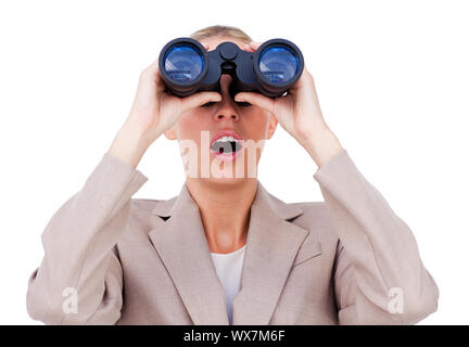 Surpris businesswoman looking through binoculars isolé sur fond blanc Banque D'Images