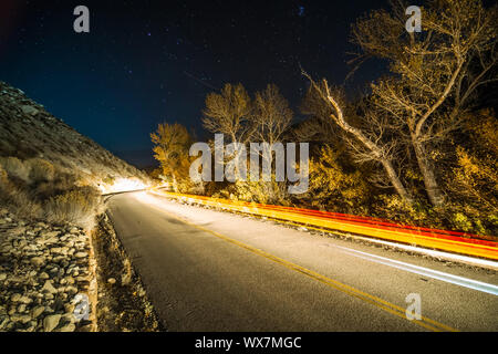 Des sentiers de voiture sur la route de nuit dans les montagnes Sierra en Californie Banque D'Images