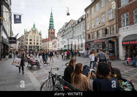 Strøget, l'une des principales rues commerçantes piétonnes à Copenhague Banque D'Images