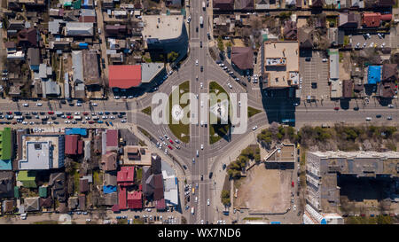 Vue du haut vers le bas du rond-point de la circulation urbaine Banque D'Images