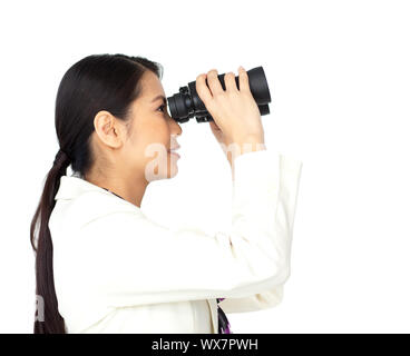 Visionary businesswoman looking through binoculars isolé sur fond blanc Banque D'Images