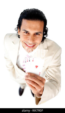 Charmant businessman showing le succès de main de cartes sur un fond blanc. Banque D'Images