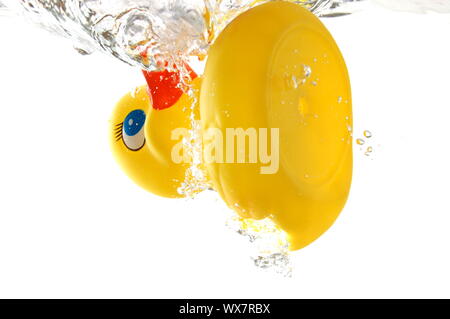 Canard en caoutchouc en baignoire salle splashing in water Banque D'Images