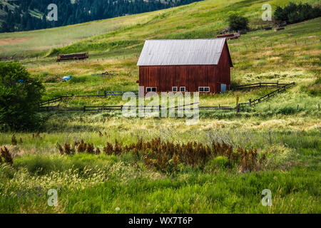 Old log cabin sur ranch dans les montagnes Banque D'Images