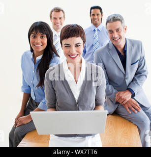 Les gens d'affaires enthousiastes à l'aide d'un ordinateur portable dans le bureau Banque D'Images