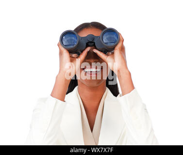 Visionary businesswoman looking through binoculars contre un fond blanc Banque D'Images