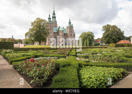 Le château de Rosenborg à Copenhague, un 17e siècle palais royal et musée, avec le jardin de roses à l'avant-plan Banque D'Images