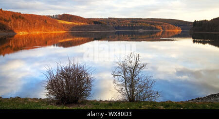 Lac de stockage Versetalsperre au coucher du soleil, Luedenscheid, Sauerland, Allemagne, Europe Banque D'Images