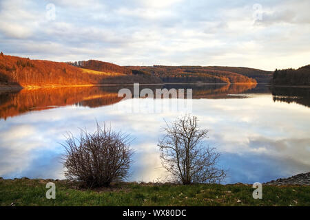 Lac de stockage Versetalsperre au coucher du soleil, Luedenscheid, Sauerland, Allemagne, Europe Banque D'Images