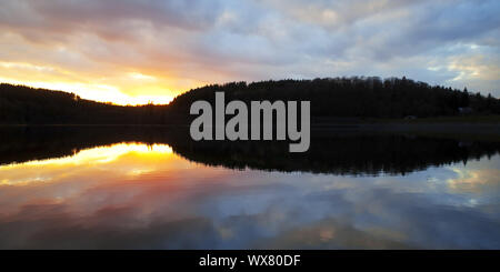 Lac de stockage Versetalsperre au coucher du soleil, Luedenscheid, Sauerland, Allemagne, Europe Banque D'Images