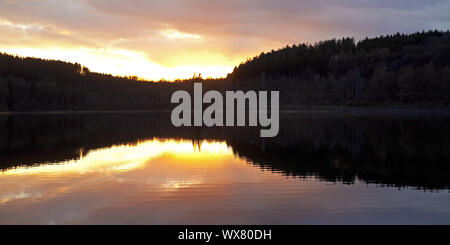 Lac de stockage Versetalsperre au coucher du soleil, Luedenscheid, Sauerland, Allemagne, Europe Banque D'Images