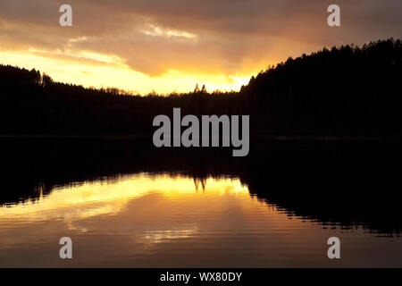 Lac de stockage Versetalsperre au coucher du soleil, Luedenscheid, Sauerland, Allemagne, Europe Banque D'Images