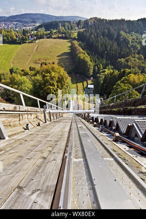Meinhardus le saut à ski hill à partir de ci-dessus, le saut à ski en été, Lüdenscheid, Allemagne, Europe Banque D'Images