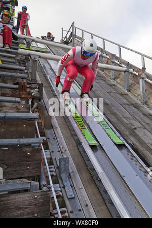 Sur le ski saut à ski hill Meinhardus en été, Lüdenscheid, Allemagne, Europe Banque D'Images