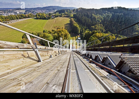 Meinhardus le saut à ski hill à partir de ci-dessus, le saut à ski en été, Lüdenscheid, Allemagne, Europe Banque D'Images