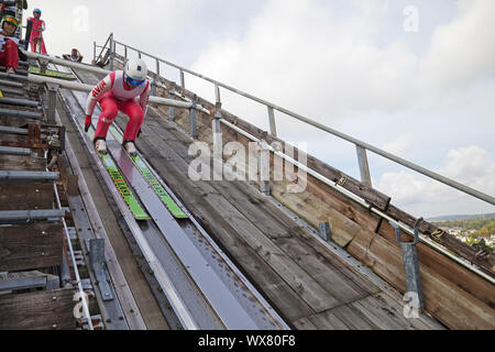 Sur le ski saut à ski hill Meinhardus en été, Lüdenscheid, Allemagne, Europe Banque D'Images