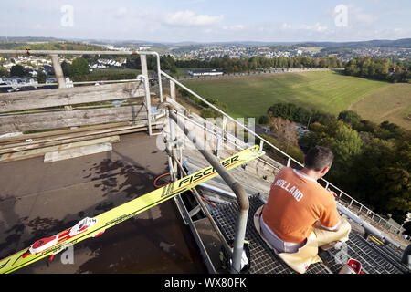 Meinhardus le saut à ski hill à partir de ci-dessus, le saut à ski en été, Lüdenscheid, Allemagne, Europe Banque D'Images