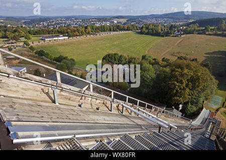 Meinhardus le saut à ski hill à partir de ci-dessus, le saut à ski en été, Lüdenscheid, Allemagne, Europe Banque D'Images