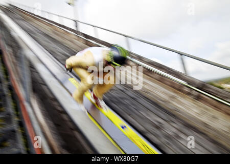 Sur le ski saut à ski hill Meinhardus en été, Lüdenscheid, Allemagne, Europe Banque D'Images